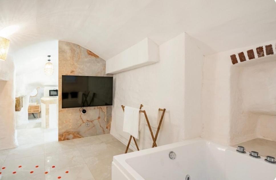 Le Temple D'Aphrodite, Appartement Avec Spa Vienne  Ngoại thất bức ảnh